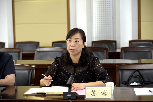 草业学院党委书记苏蓉主持座谈会.jpg